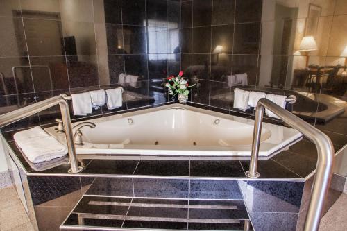 Ένα μπάνιο στο Motel 6 East Windsor, NJ Hightstown