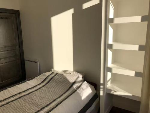 Ένα ή περισσότερα κρεβάτια σε δωμάτιο στο Famille