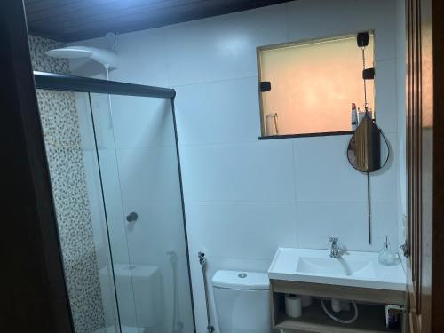 Phòng tắm tại Sítio da Sara com água mineral, rio e muito verde