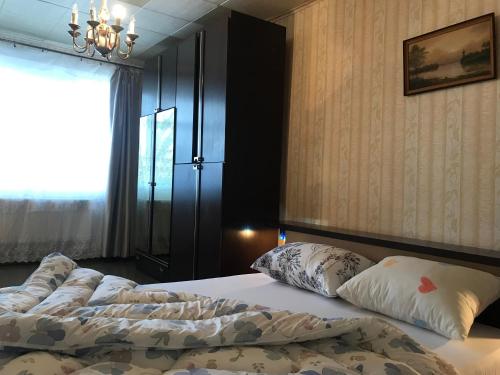 a bedroom with a large bed with a window at Casa del Cervo in Chişinău