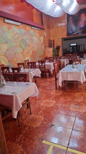 拉塞雷纳Hostal Valles del Mar的一间有桌椅的餐厅