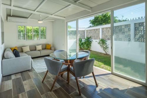 un soggiorno con tavolo e sedie in vetro di Casita Walk to Surf and Town a Punta Mita