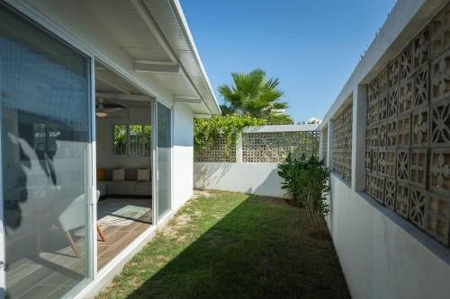 vista interna di una casa con cortile di Casita Walk to Surf and Town a Punta Mita