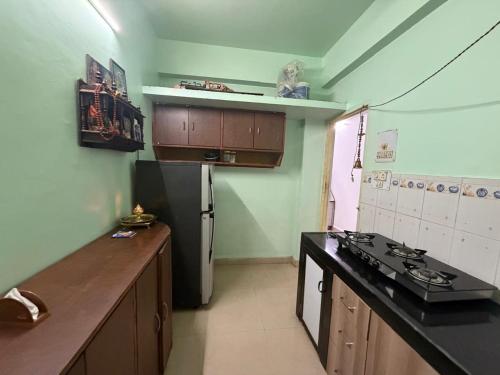 Η κουζίνα ή μικρή κουζίνα στο ShivSangit 2bhk Flat Homestay