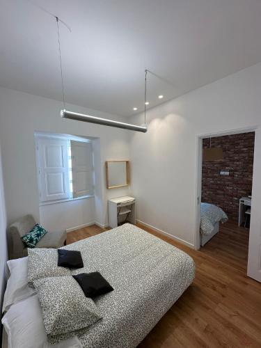 En eller flere senge i et værelse på Casa das Oliveiras