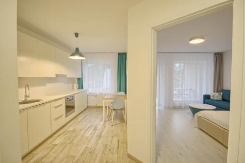 una cucina e un soggiorno con un divano e un tavolo di Snow apartment a Druskininkai