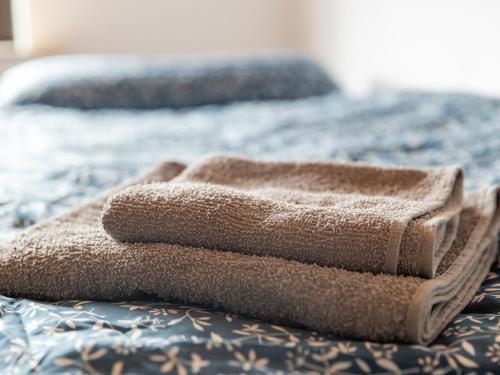 a pile of towels sitting on top of a bed at Bremen Farge Wohnung mit 6 Schlafplätzen 