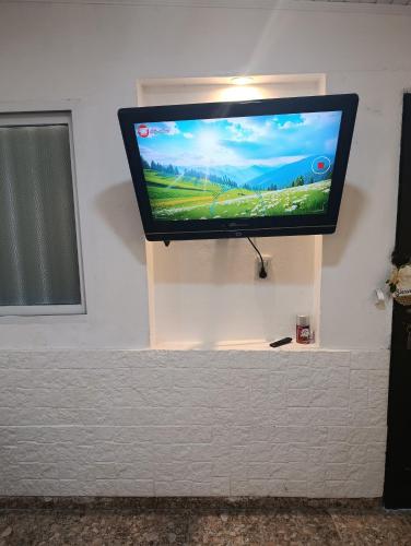 una TV a schermo piatto appesa a una parete di La chaco a Resistencia