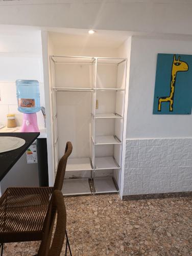 un armadio vuoto con una sedia e un tavolo di La chaco a Resistencia