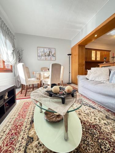 ein Wohnzimmer mit einem Bett und einem Glastisch in der Unterkunft Ta Sokakia in Karpenisi