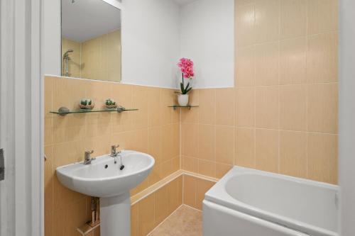 Koupelna v ubytování STYLISH RETREAT- 2 bed city centre apartment