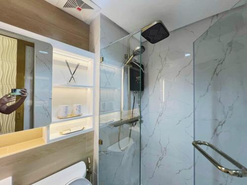 Et badeværelse på Belle Maison in Pine Suites Tagaytay