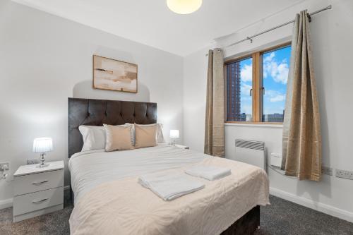 Postel nebo postele na pokoji v ubytování STYLISH RETREAT- 2 bed city centre apartment