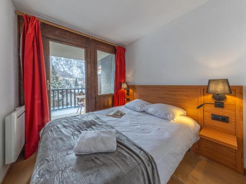Postel nebo postele na pokoji v ubytování Appartement rénové skis aux pieds avec parking et wifi à Val-d'Isère - FR-1-694-280