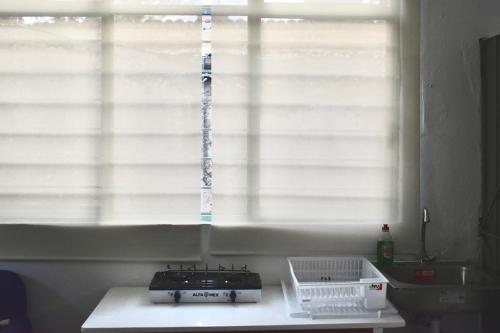 a window in a kitchen with a stove and a sink at Casita en el centro de Oaxaca cerca de Santo Domingo in Oaxaca City