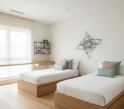 科尼亚Aybastı Apart的一间白墙房间里有两张床