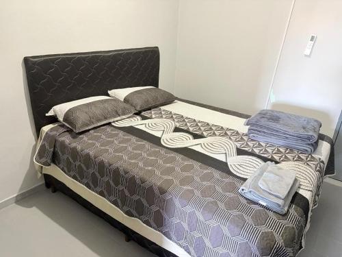 Rúm í herbergi á Samis house