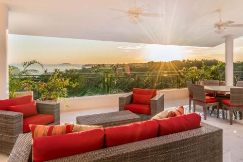 ein Wohnzimmer mit Sofa und Tisch in der Unterkunft Luxury Oceanview Penthouse in HDM in Punta Mita