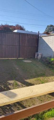 a backyard with a fence and a yard with a yard at Happy Valley in Isla Negra