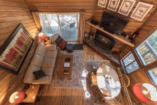 an overhead view of a living room in a log cabin at Ski Access SS7B Retreat Pet Friendly in Brian Head
