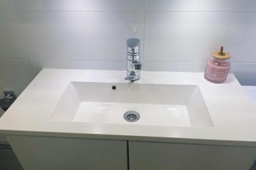 Koupelna v ubytování Heart of Helsinki, new loft,walk everywhere, balcony,two beds, tram to central railway 100m, walk central railway 20 mins