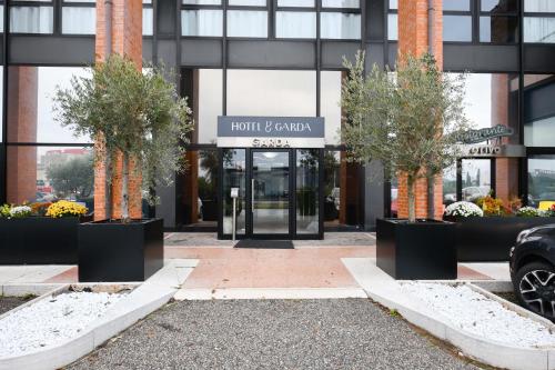 Η πρόσοψη ή η είσοδος του Hotel Garda