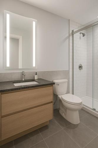 un bagno con wc, lavandino e doccia di Bright, Modern Studio in White Plans a White Plains