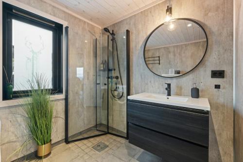 Ένα μπάνιο στο Authentic Cabin Life With Løefjell View