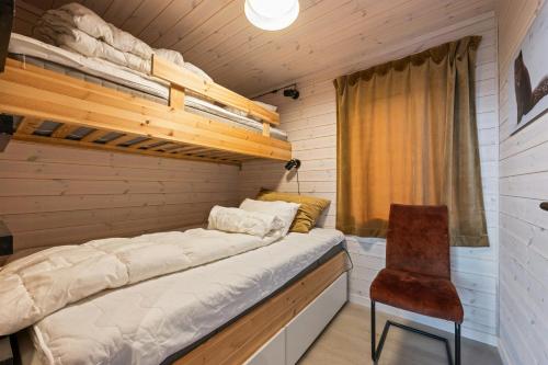 Ένα ή περισσότερα κρεβάτια σε δωμάτιο στο Authentic Cabin Life With Løefjell View