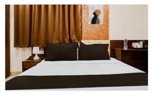 Una cama o camas en una habitación de Hotel Royal Inn