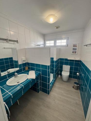 Koupelna v ubytování EL FARO DE LOS GENOVESES