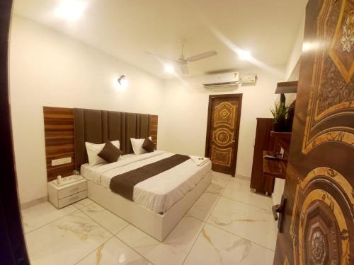 ein Schlafzimmer mit einem großen Bett in einem Zimmer in der Unterkunft Hotel A regency in Ludhiana