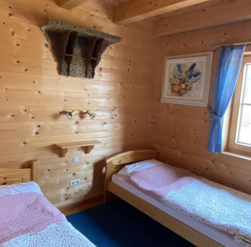 Кровать или кровати в номере Falkertsee, Chalet PANORAMA Pistenlage-und am See bis 11 Personen