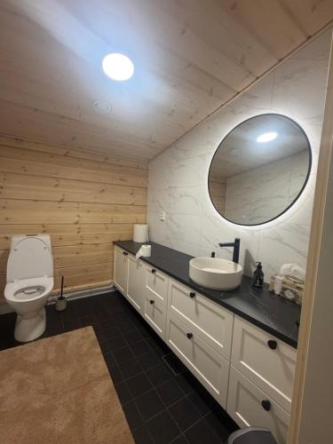 un bagno con lavandino e specchio di Villa Siltasaari a Sotkamo