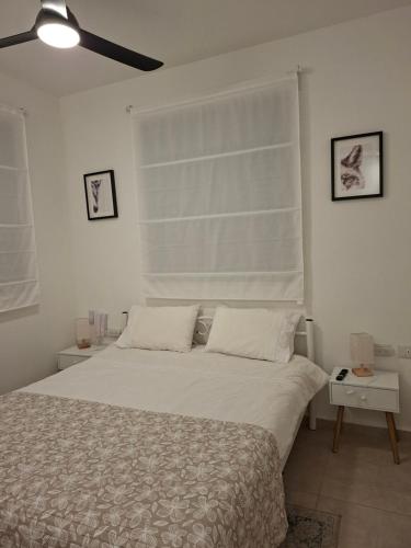 Ένα ή περισσότερα κρεβάτια σε δωμάτιο στο K Home כרמי גת