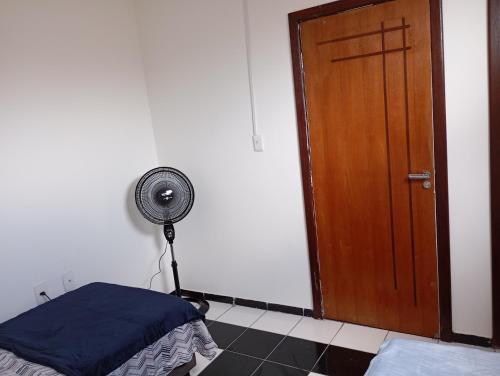 Zimmer mit Ventilator neben einer Tür in der Unterkunft Hospedagem próxima ao centro apto simples in Feira de Santana