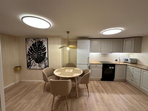 Кухня или мини-кухня в Aurora Bliss - Luxury Waterfront Apartment near Bergen with Sauna & Jacuzzi
