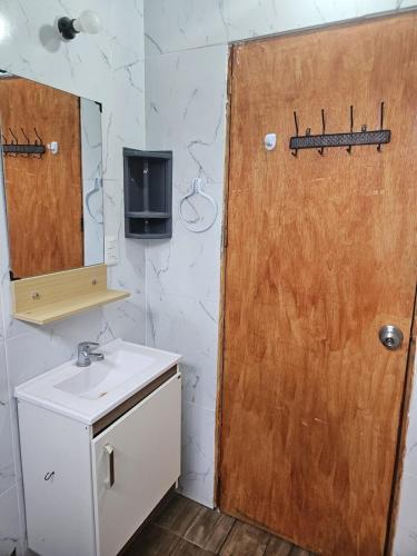 A bathroom at Casa de playa con piscina