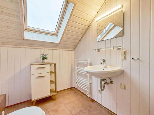 Et badeværelse på skandinavisches Ferienhaus in Mirow