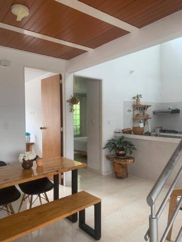 una cucina con un tavolo di legno e una sala da pranzo di Paulas place a Garzón