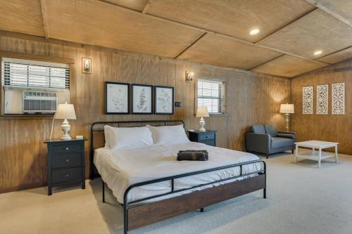 En eller flere senge i et værelse på Spacious Ranch Style Home w Cinema Room