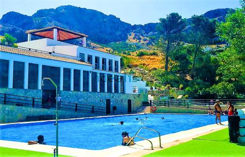 una piscina con gente en el agua en Petit Nazari, en Benaocaz