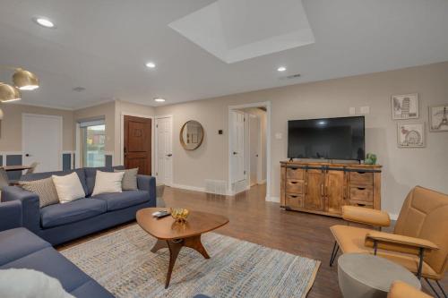 Et tv og/eller underholdning på 5BD-3BA in the Heart of Dallas wit Pool & Hot Tub