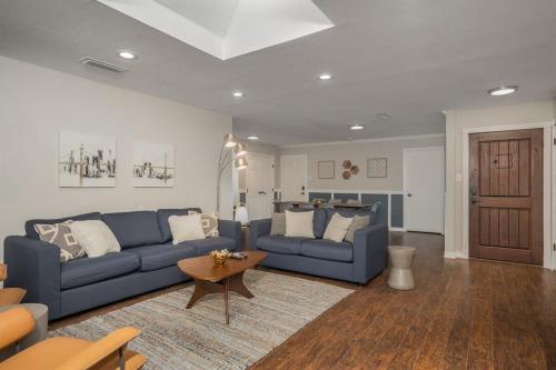 Et opholdsområde på 5BD-3BA in the Heart of Dallas wit Pool & Hot Tub