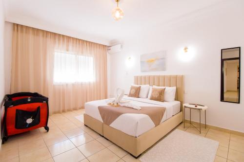 Ένα ή περισσότερα κρεβάτια σε δωμάτιο στο Spacious 3BR - Parking - Central - 4 min Stadium