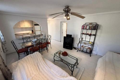 Ένα ή περισσότερα κρεβάτια σε δωμάτιο στο Beachfront Villa with Sunset View !