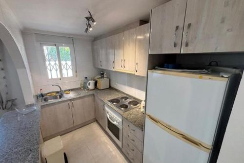 Η κουζίνα ή μικρή κουζίνα στο Beachfront Villa with Sunset View !