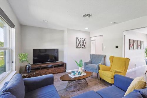 Μια τηλεόραση ή/και κέντρο ψυχαγωγίας στο Peaceful and Relaxing Getaway w Beautiful Pool