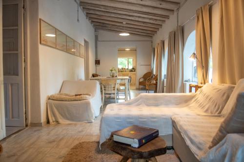 een woonkamer met 2 bedden en een eetkamer bij Casa Boutique Los Molles in Villa Las Rosas