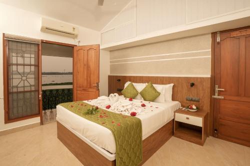 Giường trong phòng chung tại The Lawrences Aqua Stay